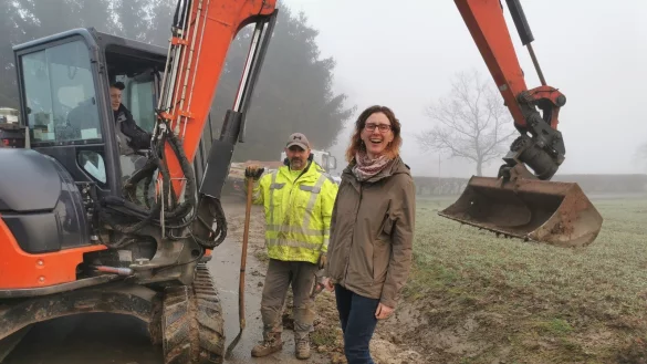 Freut sich &uuml;ber den Beginn der Bauarbeiten zum Breitbandausbau in Meierberg: Initiatorin Nadine Hellmuth (vorn) mit den Arbeitern Andreas Wigel (links) und Attila Vig (Mitte). - &copy; Sylvia Frevert