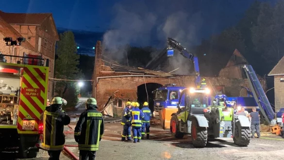 Der Dachstuhl der Scheune an der Steinheimer Stra&szlig;e ist fast komplett eingest&uuml;rzt. - &copy; Feuerwehr Horn-Bad Meinberg