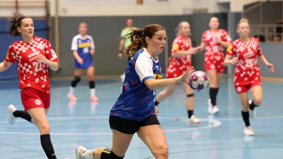 Ein typisches Bild vom vergangenen Sonntag: Blombergs Lisa Rajes l&auml;uft in der 3. Liga den Mainzer Gegenspielerinnen auf und davon. - &copy; Paul Cohen