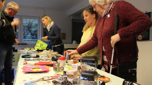 Das Landeshilfsmittelzentrum Dresden stellt Hilfsmittel f&uuml;r den Alltag aus und ber&auml;t die Besucher der Ausstellung - &copy; Joline Heller