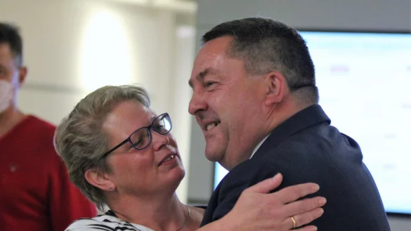 Dr. Axel Lehmann nimmt die Gl&uuml;ckw&uuml;nsche seiner Ehefrau Claudia entgegen. - &copy; Dirk Baldus