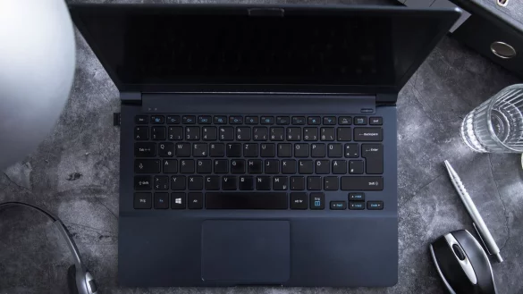 Ein Glas Wasser neben einem Laptop - &copy; Foto: Christin Klose/dpa-tmn