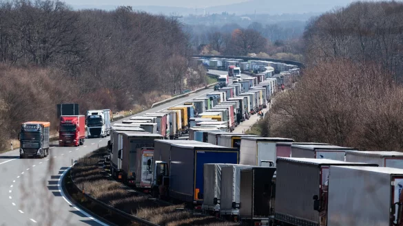 Dutzende Kilometer Stau - &copy; Foto: Robert Michael/dpa-Zentralbild/dpa