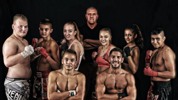 F&uuml;hlt sich wohl in seiner Truppe: Weltmeister und Internationaler Deutscher Meister Manuel Goldmann (sitzend links), neben ihm Aykut Engin. In der oberen Reihe sind von links zu sehen Dimitri Daudrich, Dennis Laukert, Esther Issak, Meistermacher Joe Amato, Alina Goldmann, Alexandra Hintereicher und David Kalashyan. - &copy; Privat