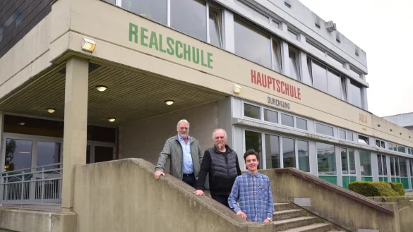 Realschule schließt: Für Schulleiter Adolf Oord, Realschullehrer Peter Johannes Protte und Schüler David Thiessen sind es nur noch wenige Schultage an der bisherigen Wirkungsstätte. - © Tanja Watermann