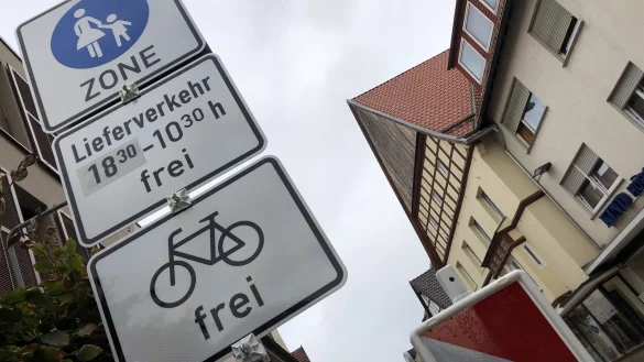 Hinweis: Das Schild an der Osterstra&szlig;e/Ecke Grabenstra&szlig;e markiert den Beginn der Fu&szlig;g&auml;ngerzone. Radfahrer k&ouml;nnen sich frei bewegen, nur in der Langen Stra&szlig;e m&uuml;ssen sie absteigen. Das Schild wird nun bis mindestens Ende des Jahres stehen bleiben. - &copy; Sven Kienscherf