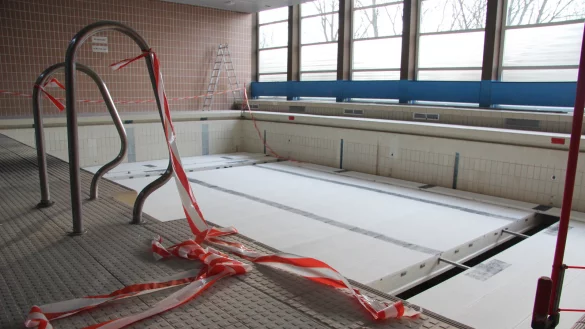 Nicht auf der H&ouml;he der Zeit: Die Kleinschwimmhalle Aspe ist aufgrund vieler M&auml;ngel seit Jahren geschlossen. Wollte man sie wieder nutzen, m&uuml;sste sie f&uuml;r viel Geld runderneuert werden. F&uuml;r den Schulsport br&auml;uchte man sie nicht, zumal sie ohnehin viel zu klein ist. - &copy; Stefan Backe