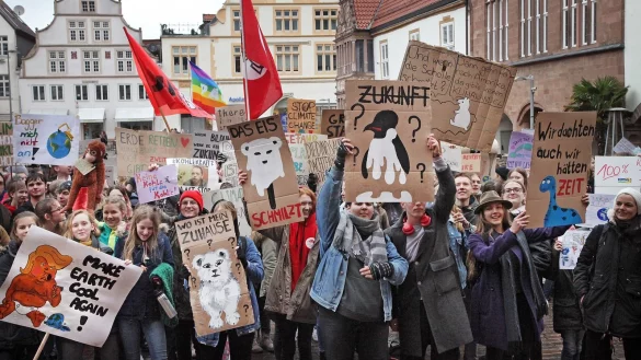 Engagiert f&uuml;rs Klima: Bereits im M&auml;rz sind die Sch&uuml;ler wie hier in Lemgo auf die Stra&szlig;e gegangen. - &copy; Bernhard Preuss