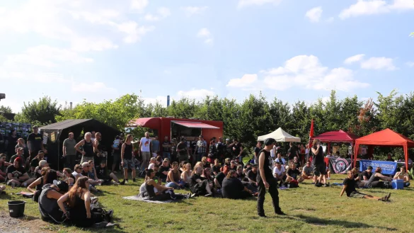 Woodstick 2018: Zwischen Merch-Stand und Bierbude versammeln sich bis in die späten Abendstunden rund 600 Besucher. - © Alina Hetland