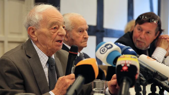 Im Prozess Nebenkl&auml;ger: Justin Sonder und Leon Schwarzbaum mit Kl&auml;gervertreter Christoph Heubner (von links). - &copy; Bernhard Preu&szlig;