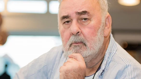 Der Promi-Friseur Udo Walz schaut in seinem Salon durch einen Spiegel in die Kamera. - &copy; picture alliance / Lisa Ducret/dpa