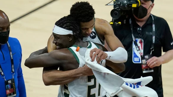 Phoenix Suns - Milwaukee Bucks - &copy; Foto: Ross D. Franklin/AP/dpa