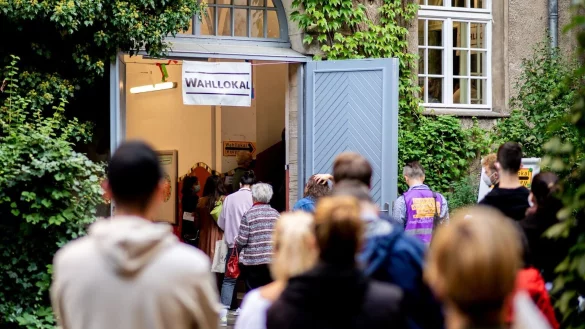 Schlage vor Wahllokal - &copy; Foto: Hauke-Christian Dittrich/dpa