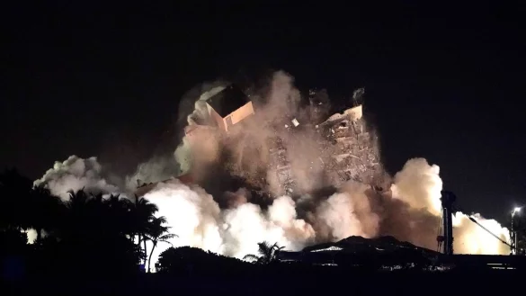 Sprengung Hochhausruine - &copy; Foto: Lynne Sladky/AP/dpa