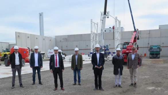 Baustellenbesichtigung: v.l.n.r: Architekt Axel Hagemeyer, Fachbereichsleiter für Stadtentwicklung, Planen und Bauen Gregor Günnewich, Bürgermeister Torben Blome, SHWire: Hans von Stietencron, Ernst-Constantin Hasse, Constantin Wegener, PrOBau: Peter Walter. Foto: Shwire - © Shwire - Schwering und Hasse