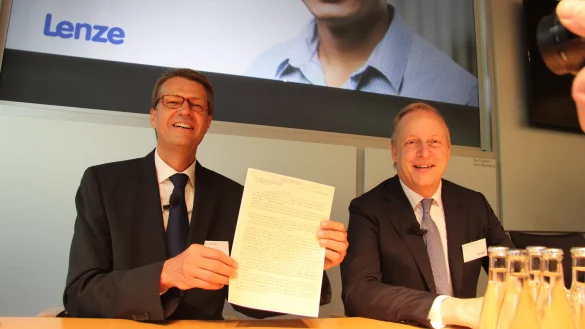 Pr&auml;sentieren die Gr&uuml;ndungsurkunde des Unternehmens aus 1947: Lenze-VorstandssprecherChristian Wendler (links) und Finanzvorstand Dr. Yorck Schmidt.
 - &copy; Thomas Reineke