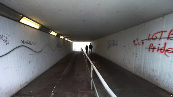 Laut CDU ein „Angstort": Die Unterführung an der Hochbrücke, die von der Bahnhofstraße in Richtung Elisabethstraße und Feldstraße führt. Die einst weiß gestrichenen Wände sind mittlerweile wieder beschmiert worden. - © Vera Gerstendorf-Welle