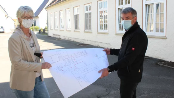 Petra Lesemann und Thomas Kr&uuml;ger vom Fachtema Geb&auml;udemanagement mit den Pl&auml;nen f&uuml;r den Mensa-Anbau der OGS Ehrentrup. - &copy; Sandra Castrup