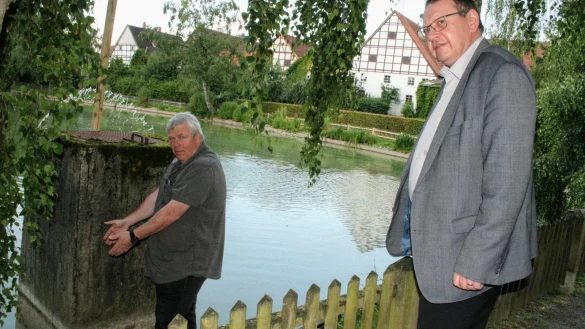 Sind fassungslos angesichts des dreisten Diebstahls am Alverdisser Torteich: Manfred K&ouml;ller (links, Abteilung Abwasser der Stadt Barntrup) und Steffen Schenk (Bauamtsleiter) zeigen, wo die Teichpumpe entwendet wurde. - &copy; Sylvia Frevert(LZ)