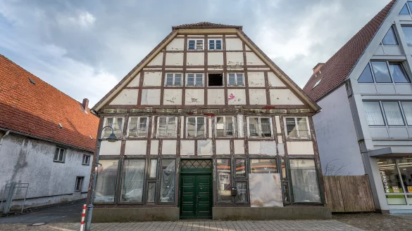 Seit Jahren steht dieses Haus an der Mittelstraße in Horn leer. Das Integrierte Handlungskonzept (IHK), dessen Umsetzung in diesem Jahr beginnt, soll unter anderem in derartigen Fällen für Besserung sorgen. - © Foto: Gocke