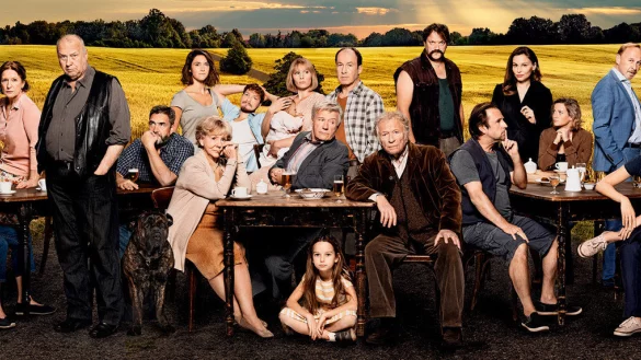 Im Dorf Unterleuten treffen die unterschiedlichsten Charaktere aufeinander. Die gleichnamige ZDF-Serie basiert auf dem Buch von Julie Zeh. - &copy; Mathias Bothor/ZDF