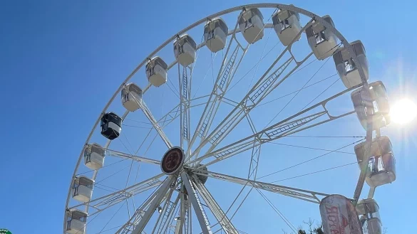 Dieses Riesenrad dreht sich bis 21. April im Kurzentrum von Bad Salzuflen. - © Stadt Bad Salzuflen