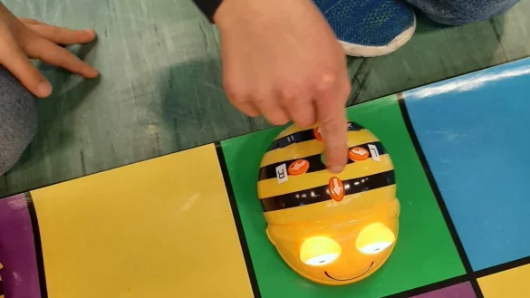 Die kleinen Roboter-Bienen fahren gezielt Buchstaben an. - © Grundschule Kirchheide