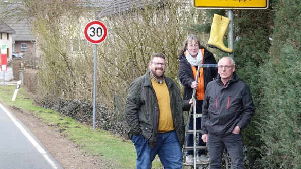 Björn Sasse, Christine Heidsiek und Henning Meyer fragten sich, ob sie den gelben Gummistiefel für das Foto abnehmen sollen, der hing da schon länger. Die LZ wollte aber das Bild mit Gummistiefel. - © Axel Bürger