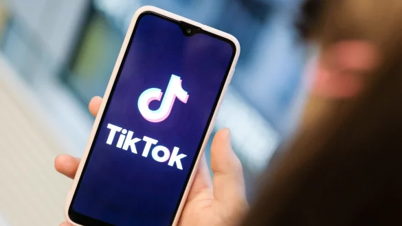 Tiktok auf dem Smartphone - &copy; Foto: Jens Kalaene/dpa-Zentralbild/dpa-tmn