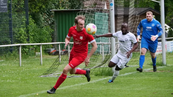 Die Flanke auf Brakelsiek/Wöbbels Nico Rempe (links) ist etwas zu lang geraten. Hörstes Keeper Yannick Schapeler und Vafing Kante müssen nicht eingreifen. - © Jörg Hagemann