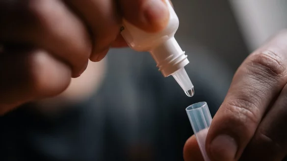 Eine L&ouml;sung wird in das Testr&ouml;hrchen gef&uuml;llt - &copy; Foto: Zacharie Scheurer/dpa-tmn