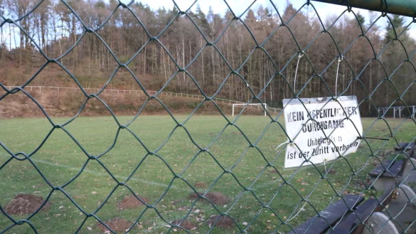 Keine Spieler in Sicht: Auf den Sportpl&auml;tzen rollt zurzeit kein Ball. Unser Bild zeigt die Anlage in Heidelbeck. - &copy; Oliver K&ouml;nig