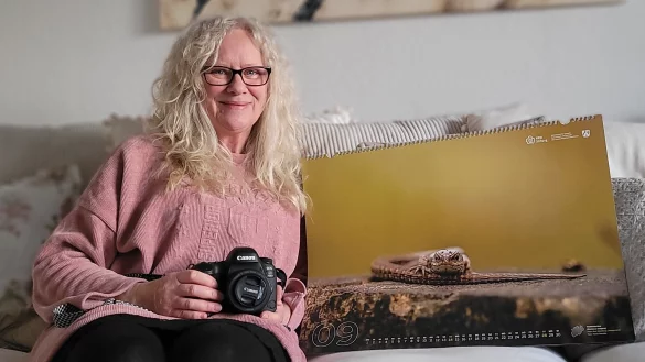 Heike Reineke mit Kamera und Echse: Mit der Aufnahme gewann die Lemgoerin beim NRW-Fotowettbewerb den ersten Platz. - &copy; Katrin Kantelberg