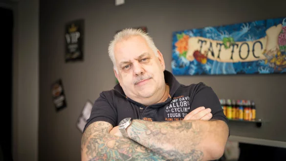 Kennt sich mit K&ouml;rperkunst aus: Reiner "Wahnsinn" Fleischer. - &copy; Torben Gocke