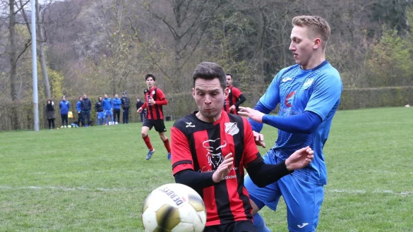 Kein Durchkommen: Die L&uuml;erdisser Bennet Fiedler (Mitte) und Keeper Fabian Klapp kl&auml;ren vor Asemissens Niklas Bergen. - &copy; Paul Cohen