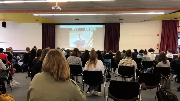 Die Politiker sind bei der Diskussion &uuml;ber eine Leinwand online zugeschaltet. Hier stellet sich Robin Wagener von den Gr&uuml;nen den Fragen der Sch&uuml;lerinnen und Sch&uuml;ler. - &copy; Sven Kienscherf
