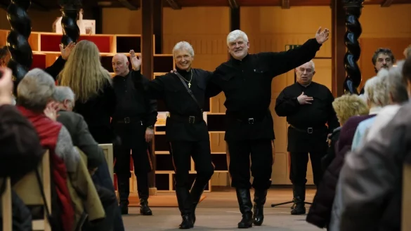 Ein eingespieltes Team: 2017 litt Peter Orloff (links) beim Auftritt in Lemgo an einer Kehlkopfentz&uuml;ndung und konnte nicht singen. Stimmgewaltig vertrat ihn Stefan Arininsky. - &copy; Archivbild: Martina Rehse