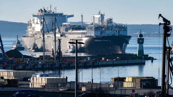 Ein Tanker am LNG-Terminal in Sassnitz-Mukran: Deutschland ist besonders abhängig vom verflüssigten Gas. - © Stefan Sauer/dpa
