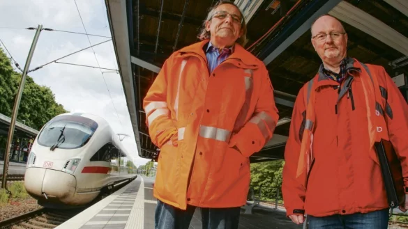 Die Bauherren: Bahnhofmanager Martin Nowosad (l.) und Wolfgang Bauch aufdem frisch gestalteten Bahnsteig 2. Hier hält gerade der ICE nach Köln.Der weiße Streifen ist der Sicherheitsbereich, der nur zum Ein- und Aussteigen betreten werden sollte. - © Jörg Stuke