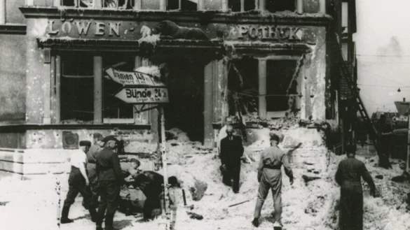 1941 musste vor der Löwen-Apotheke ein Blindgänger entschärft werden. Gut zu erkennen: Die Bronze-Plastik über der Tür. - © Stadtarchiv Bielefeld
