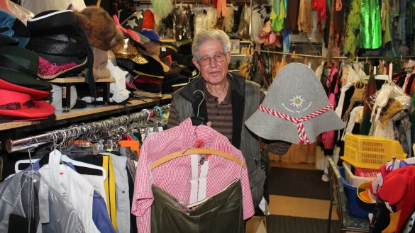 Robert James Nixon hofft darauf, dass der Kost&uuml;m-Fundus seiner verstorbenen Frau neue Liebhaber findet. - &copy; Sandra Castrup