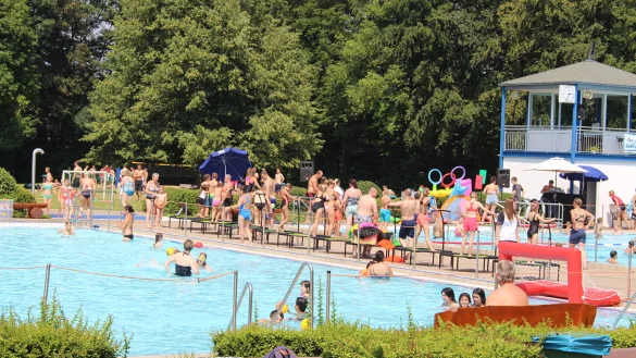 Den Badespa&szlig; im Freien schien bislang in Elverdissen garantiert. Zuletzt dr&auml;ngten sich jedoch Randalierer und Krawallmacher in der Vordergrund. Die Polizei beendete den Spuk. - &copy; Isabelle Helmke