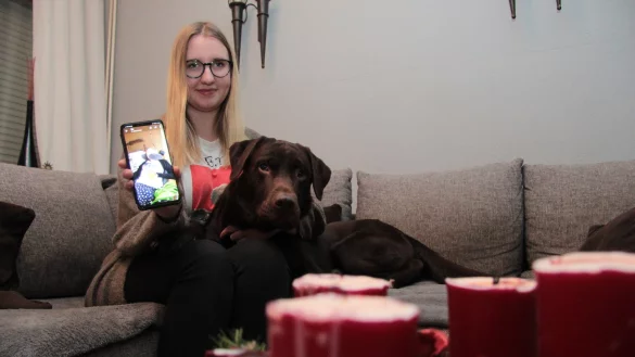 Cynthia Lenke war nach ihrem schweren Unfall vor rund zweienhalb Jahren bewusstlos, lag im Koma und musste wieder laufen und sprechen lernen. Fotos auf dem Handy erinnern an diese Zeit.&nbsp; - &copy; Carolin Brokmann-F&ouml;rster