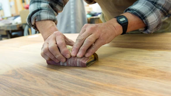 Schleifpapier - &copy; Foto: Andrea Warnecke/dpa-tmn