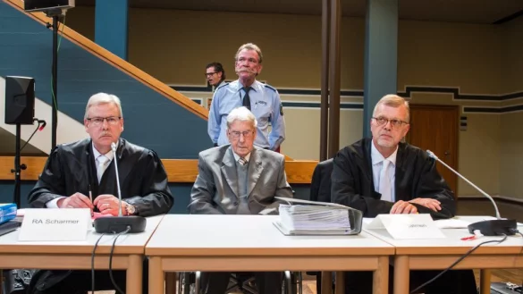 Der ehemalige SS-Wachmann Reinhold Hanning sitzt zwischen seinen Anwälten Andreas Scharmer (l) und Johannes Salmen in der Anklagebank. Das Gericht hat Hanning zu fünf Jahren Haft verurteilt. - © dpa