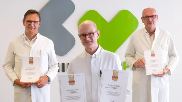 Prof. Dr. Christoph Redecker, Prof. Dr. Wolfgang Hiller und  Priv. Doz. Dr. Helger Stege (von links) sind stolz. - © Klinikum Lippe