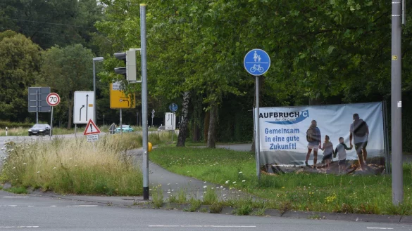 Die ersten Wahlplakate stehen an der Kreuzung Lagesche Stra&szlig;e/ B239. &bdquo;Aufbruch C" will erstmals in den Kreistag. - &copy; Raphael Bartling