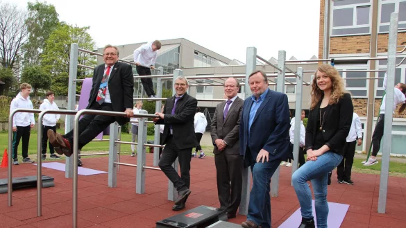 Manfred Kreisel benutzt das neue Sportger&auml;t gerne. Auch R&uuml;diger Bockhorst (Reinhard-Mohn-Stiftung), Dr. Heinz Hundeloh (Unfallkasse NRW) sowie Professor Peter Sloane und Karin Meier (Universit&auml;t Paderborn, von links) sind mit dem Ergebnis der Zusammenarbeit zufrieden. - &copy; Foto: Marlen Grote