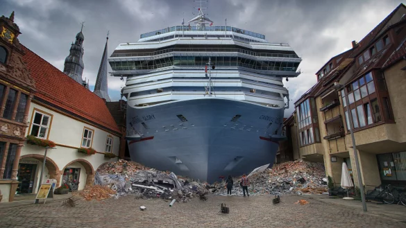Ein Passagierschiff auf dem Lemger Marktplatz. - © Merten Kunisch / Bildakrobat.de