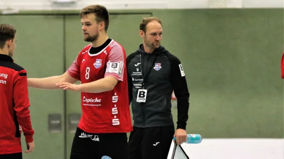 Das Team HandbALL, hier mit Thore Oetjen und Trainer Matthias Struck, stand im Burscheid wieder mit leeren Händen da. - © Oliver König